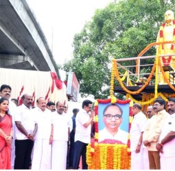 விடுதலைப்போராட்ட வீரர் ராமசாமி படையாச்சியார் 108வது பிறந்தநாளில், கிண்டியில் உள்ள சிலை முன் வைக்கப்பட்டிருந்த அவரது திருவுருவச் சிலைக்கு முதல்வர் ஸ்டாலின் மலர் தூவி மரியாதை