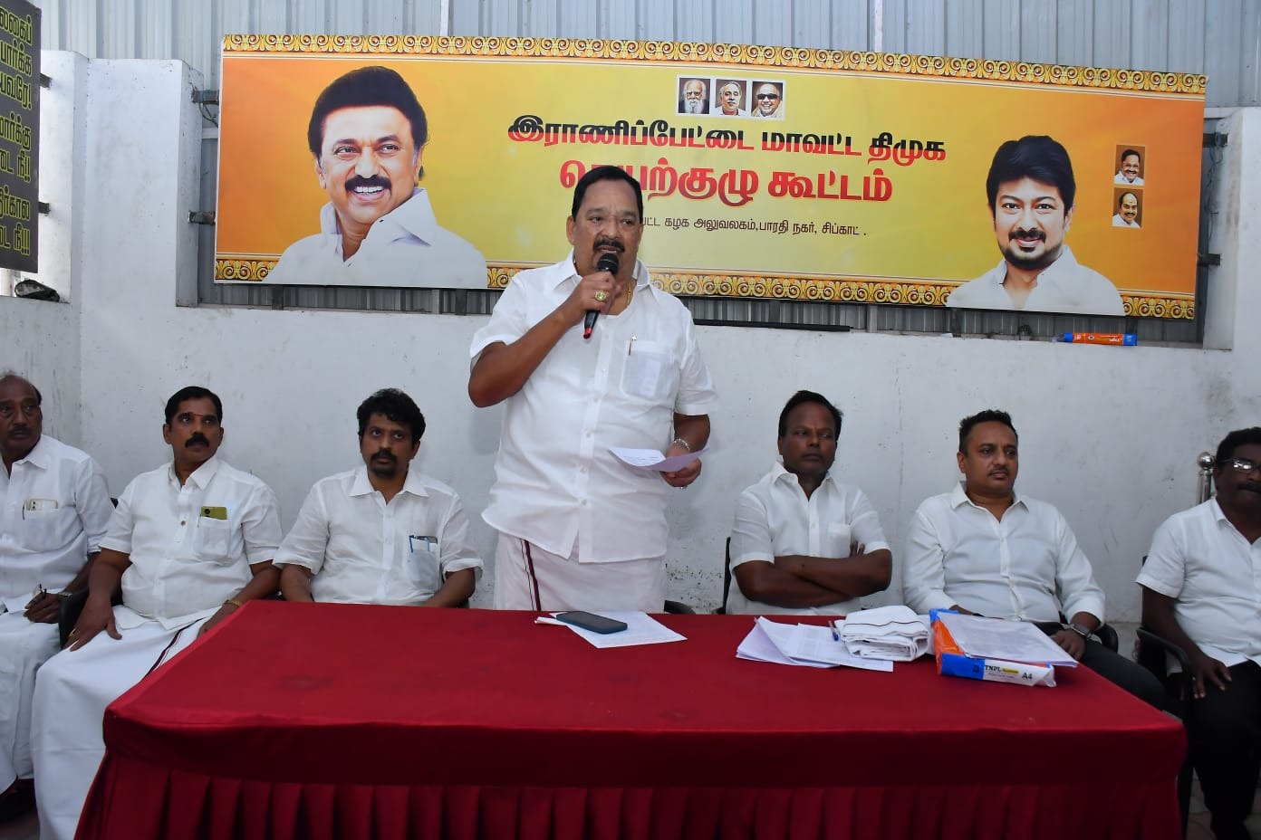 ராணிப்பேட்டை திமுக அலுவலகத்தில் நேற்று நடந்த மாவட்ட செயற்குழு கூட்டம்