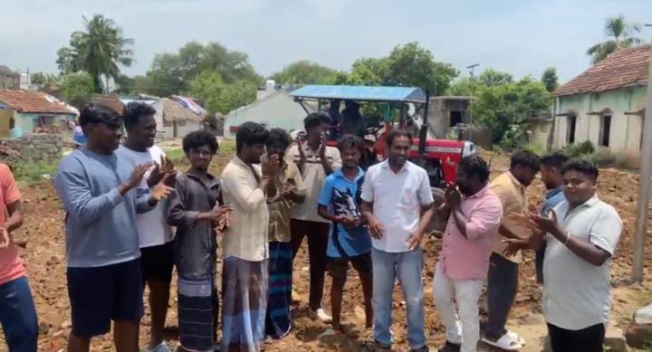 வதிஷ்டபுரம் கிராமத்தில் விளையாட்டு மைதானத்தை சீரமைப்பதற்கு நகர மன்ற கவுன்சிலர் இளையராஜா சொந்த செலவில் ரூ.30 ஆயிரம் நிதி உதவி