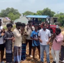 வதிஷ்டபுரம் கிராமத்தில் விளையாட்டு மைதானத்தை சீரமைப்பதற்கு நகர மன்ற கவுன்சிலர் இளையராஜா சொந்த செலவில் ரூ.30 ஆயிரம் நிதி உதவி