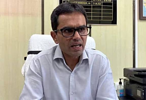 ஷாருக்கான் மகன் இயக்கிய வெப் சீரிஸ்: போதைப்பொருள் தடுப்புப் பிரிவு முன்னாள் அதிகாரி வழக்கு