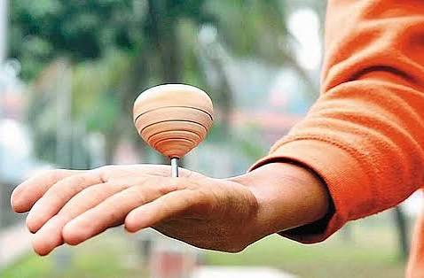 சுற்றுகிற பம்பரமே.!