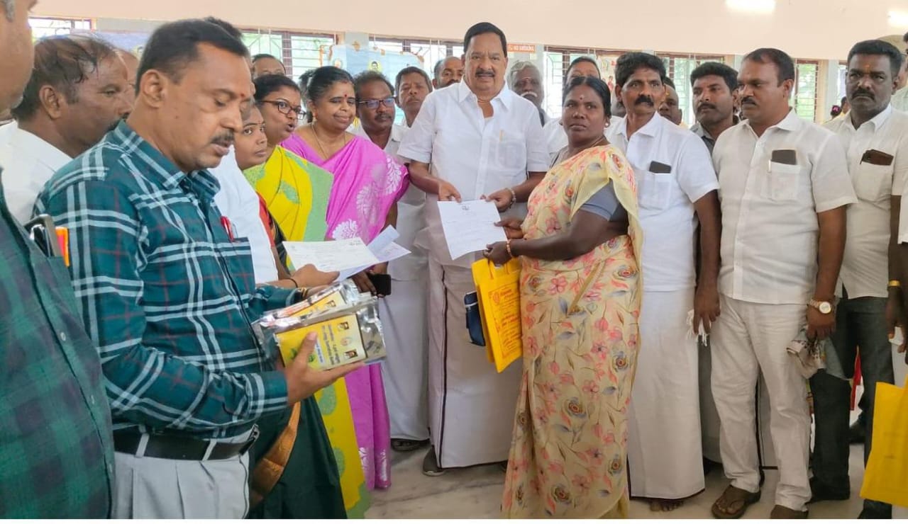 காவேரிப்பாக்கம் ஊராட்சி ஒன்றியம் அவலூர் ஊராட்சி ராகவேந்திரா மகாலில் நடைபெற்ற உங்களுடன் ஸ்டாலின் முகாம்