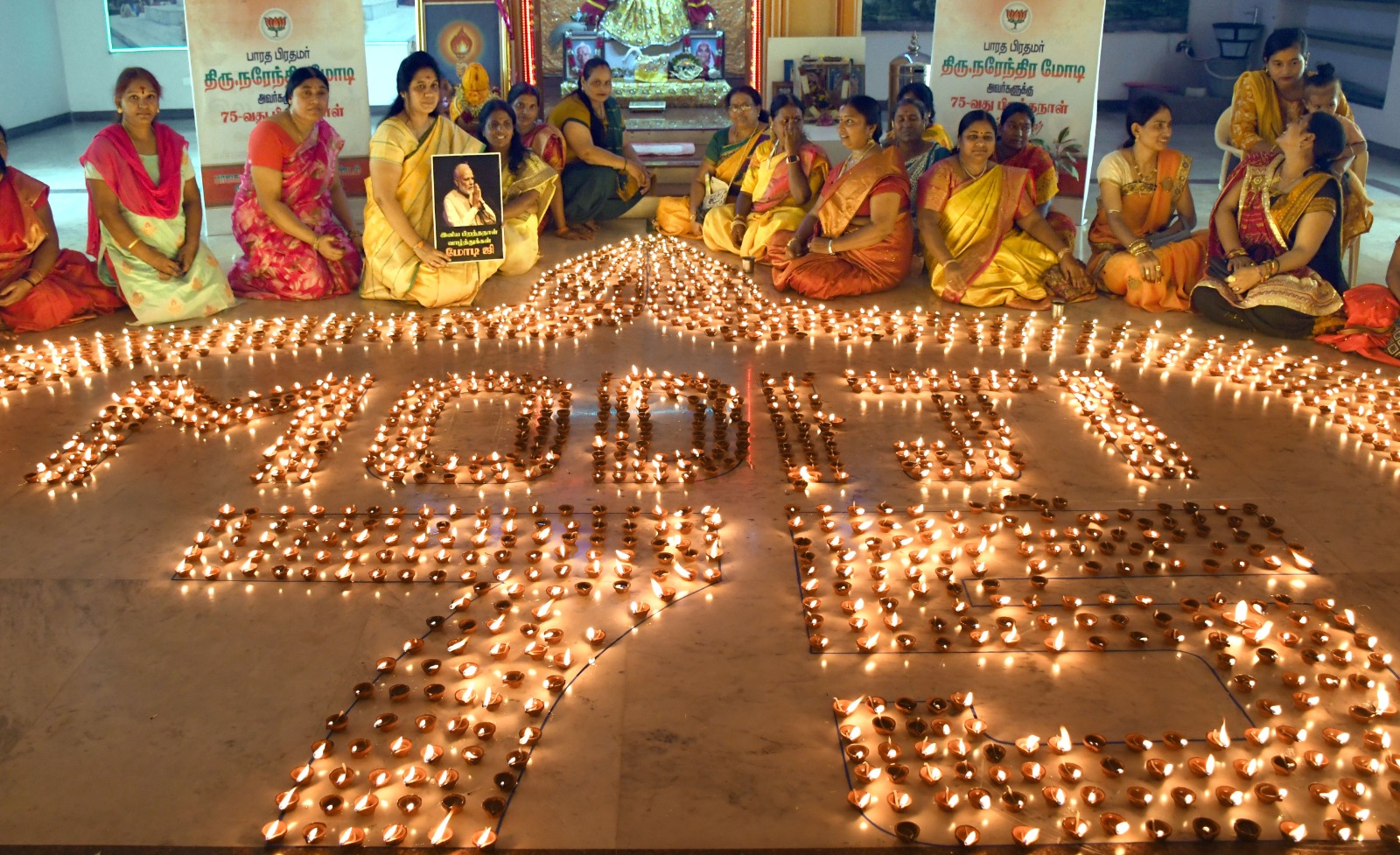 கோவை டிவிஎஸ் நகரில் பாஜக மகளிர் அணியினர் 1,460 அகல் விளக்குகளில் தீபம் ஏற்றி வழிப்பாடு