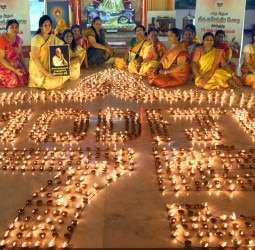 கோவை டிவிஎஸ் நகரில் பாஜக மகளிர் அணியினர் 1,460 அகல் விளக்குகளில் தீபம் ஏற்றி வழிப்பாடு