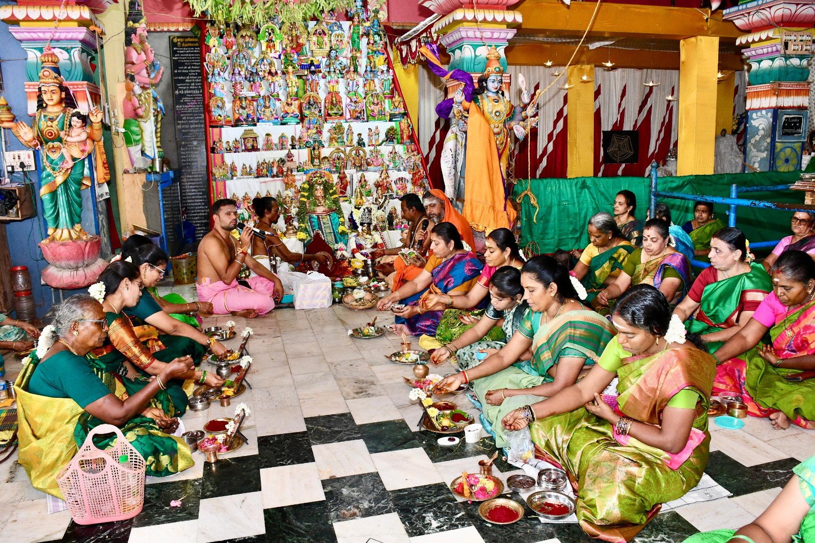 திண்டுக்கல் நாகல் நகர் புவனேஸ்வரி அம்மன் கோவிலில் நவராத்திரி வழிபாடு