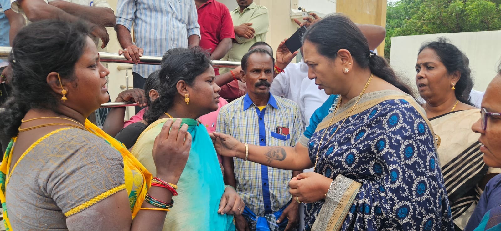 பிரேமலதா நேரில் சந்தித்து ஆறுதல்