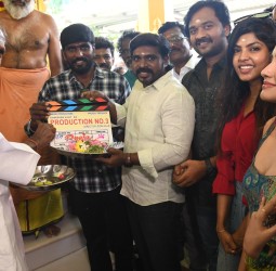 புதிய படத்தை முதல்வர் ரங்கசாமி பூஜை செய்து தொடங்கி வைத்தார்