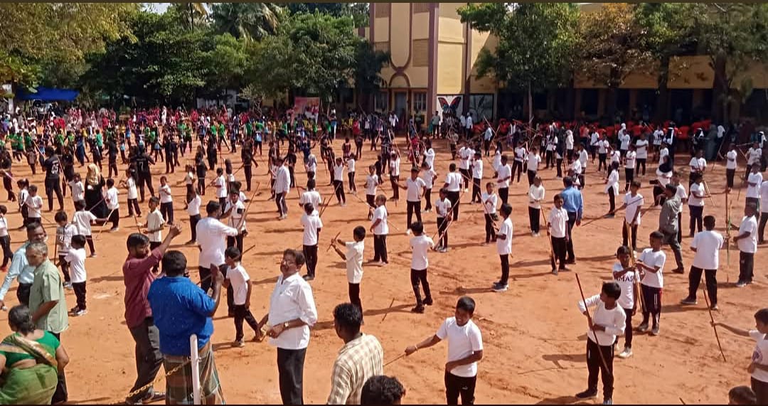 சிலம்ப விளையாட்டு மாணவர்களின் சாதனை நிகழ்ச்சி