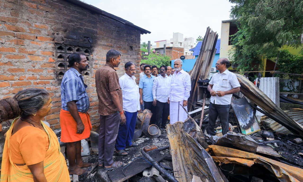 சிலிண்டர்கள் வெடித்ததில், தீபிடித்து இரண்டு வீடுகள்