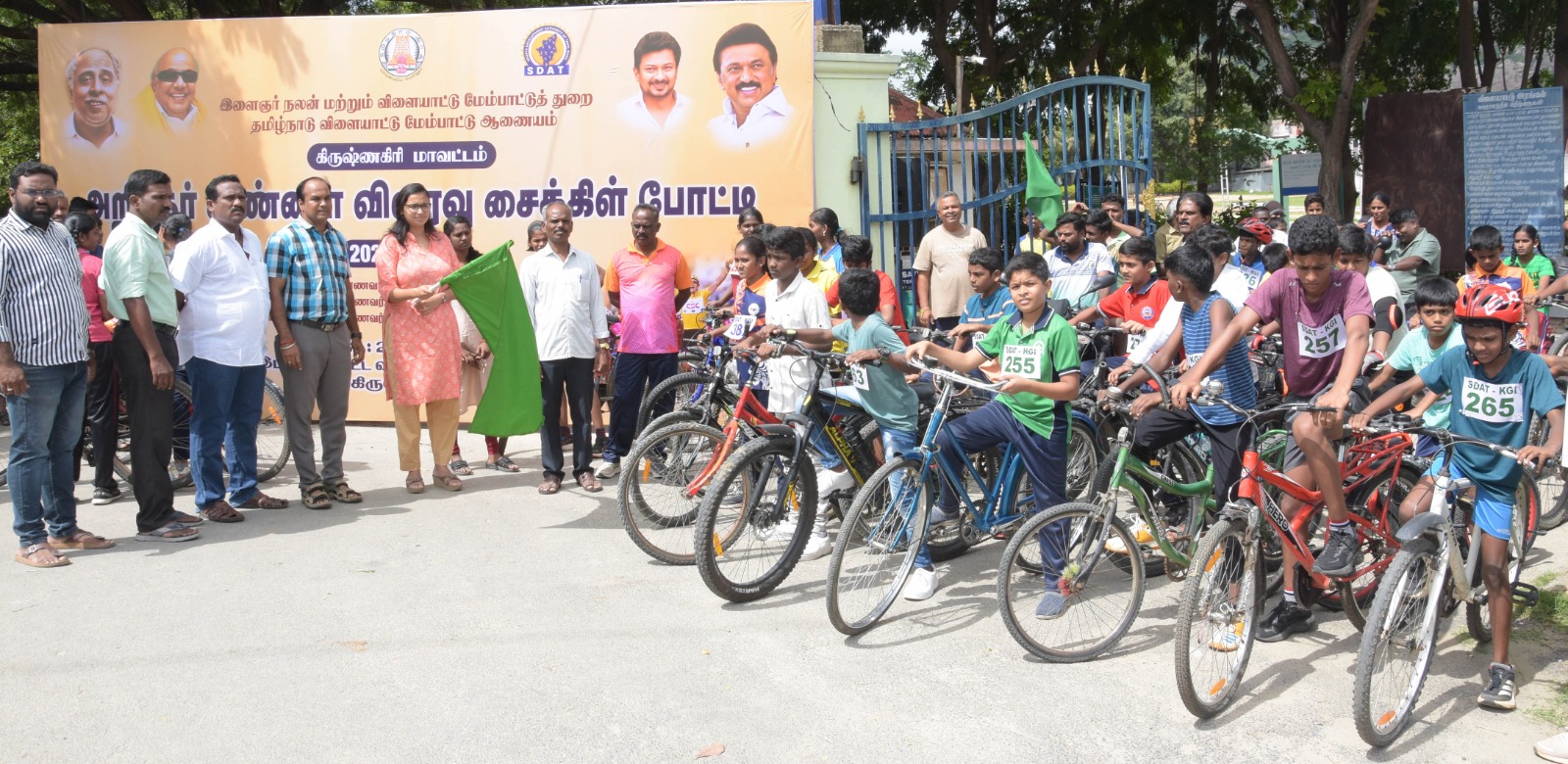 அண்ணா பிறந்தநாளையொட்டி நடந்த சைக்கிள் போட்டி