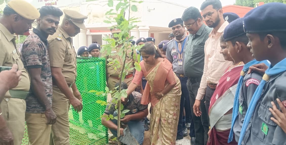 செங்கல்பட்டு சார் ஆட்சியர் மரக்கன்று நட்டு வைத்தார்