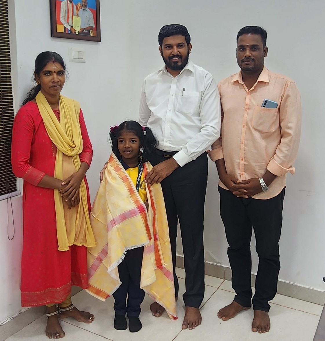 மூன்றாம் வகுப்பு மாணவி மகிழினி, 4 நிமிடங்களில் 103 திருக்குறளை ஒப்புவிதார்