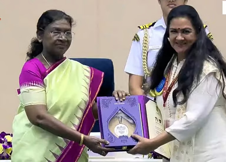 நடிகை ஊர்வசிக்கு சிறந்த துணை நடிகைக்கான விருது