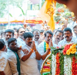 தியாகி இமானுவேல் சேகரனார் நினைவிடத்தில் தமிழக பாஜக தலைவர் நயினார் நாகேந்திரன் மலர்வளையம் வைத்து மரியாதை