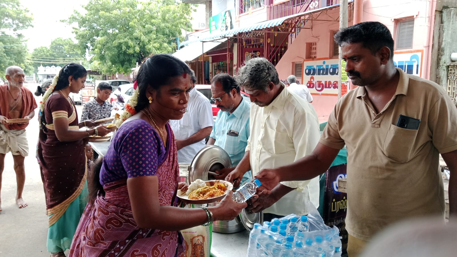 மஹாளய அமாவாசையை முன்னிட்டு ஜோதி பவுண்டேஷன் சார்பில் சிறப்பு அன்னதானம்