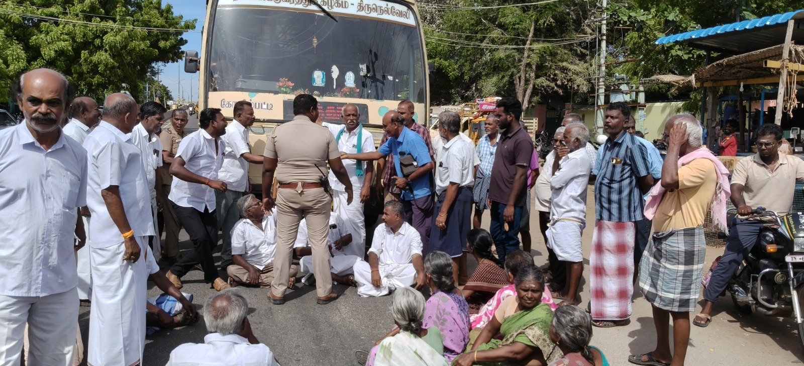 அரசு பேருந்தை காங்கிரஸ் கட்சியினர் சிறைப்பிடித்து போராட்டத்தில் ஈடுபட்டனர்