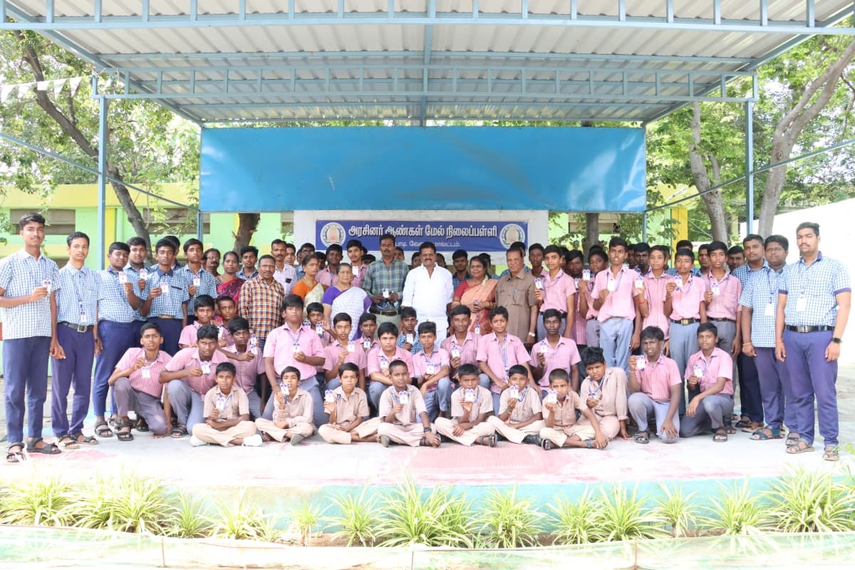 பள்ளி மாணவர்கள் 1,050 பேருக்கும் பெற்றோர் ஆசிரியர் கழகம் சார்பில் அடையாள அட்டை
