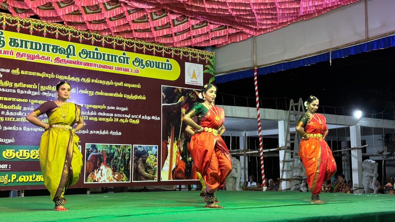 ஸ்ரீ காமாட்சி அம்பாள் கோயிலில் நவராத்திரி கொலு பூஜை திருவிழா முன்னிட்டு நேற்று இரவு நாட்டிய நிகழ்ச்சி