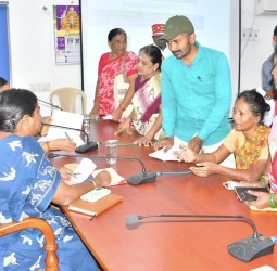 வேலூரில் நேற்று நடந்த மக்கள் குறைதீர்வு கூட்டம்