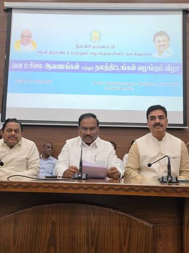 நீலகிரியில் 104 பேருக்கு வன உரிமைக்கான ஆவணங்கள்: ஆ.ராசா எம்.பி. வழங்கினார்