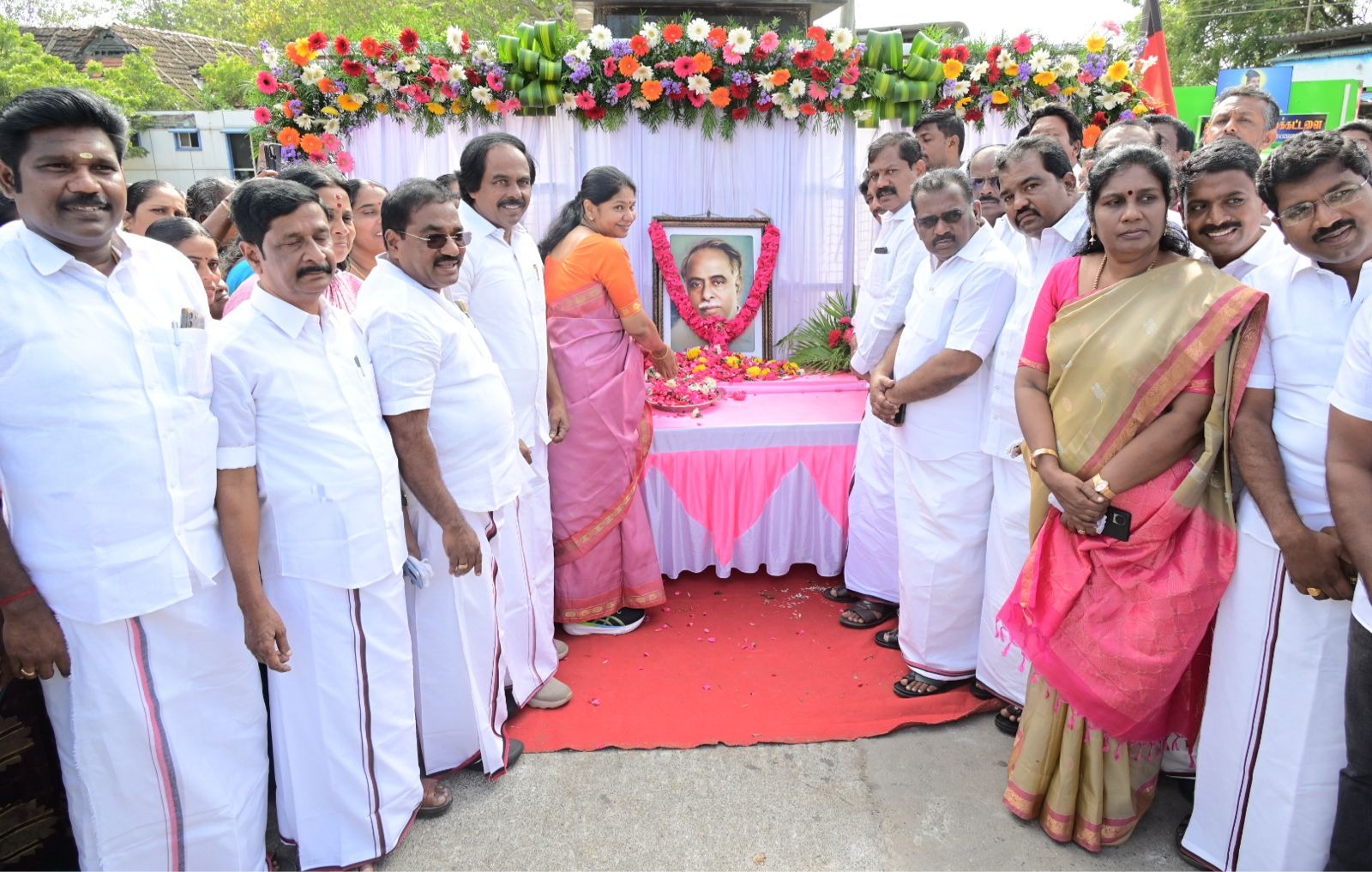 அண்ணா பிறந்த நாளை முன்னிட்டு கன்னியாகுமரியில் நேற்று அவரது திருவுருவப்‌ படத்திற்கு கனிமொழி எம்பி.,மாலை அணிவித்து மரியாதை