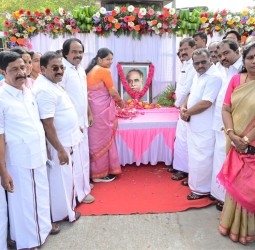 அண்ணா பிறந்த நாளை முன்னிட்டு கன்னியாகுமரியில் நேற்று அவரது திருவுருவப்‌ படத்திற்கு கனிமொழி எம்பி.,மாலை அணிவித்து மரியாதை