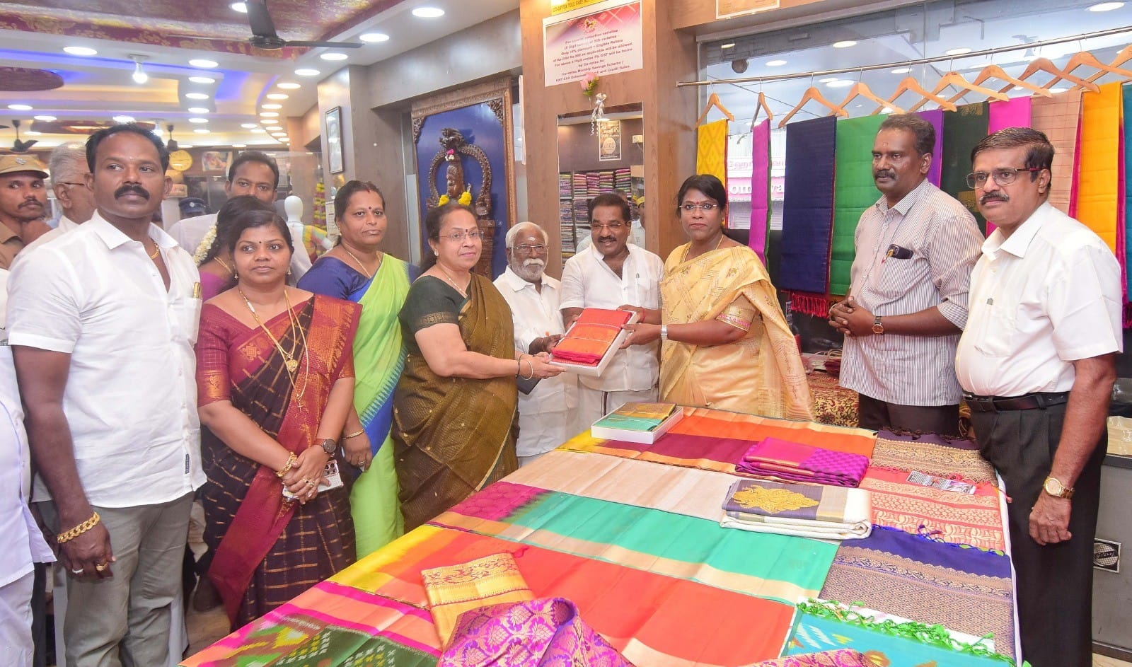 நாகர்கோவில் கோஆப்டெக்ஸ் அங்காடியில் தீபாவளி தள்ளுபடி முதல் விற்பனை