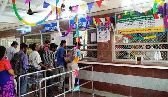 தீபாவளி பண்டிகைக்கு சிறப்பு ரயில்களை முன்னதாகவே அறிவிக்க கோரிக்கை