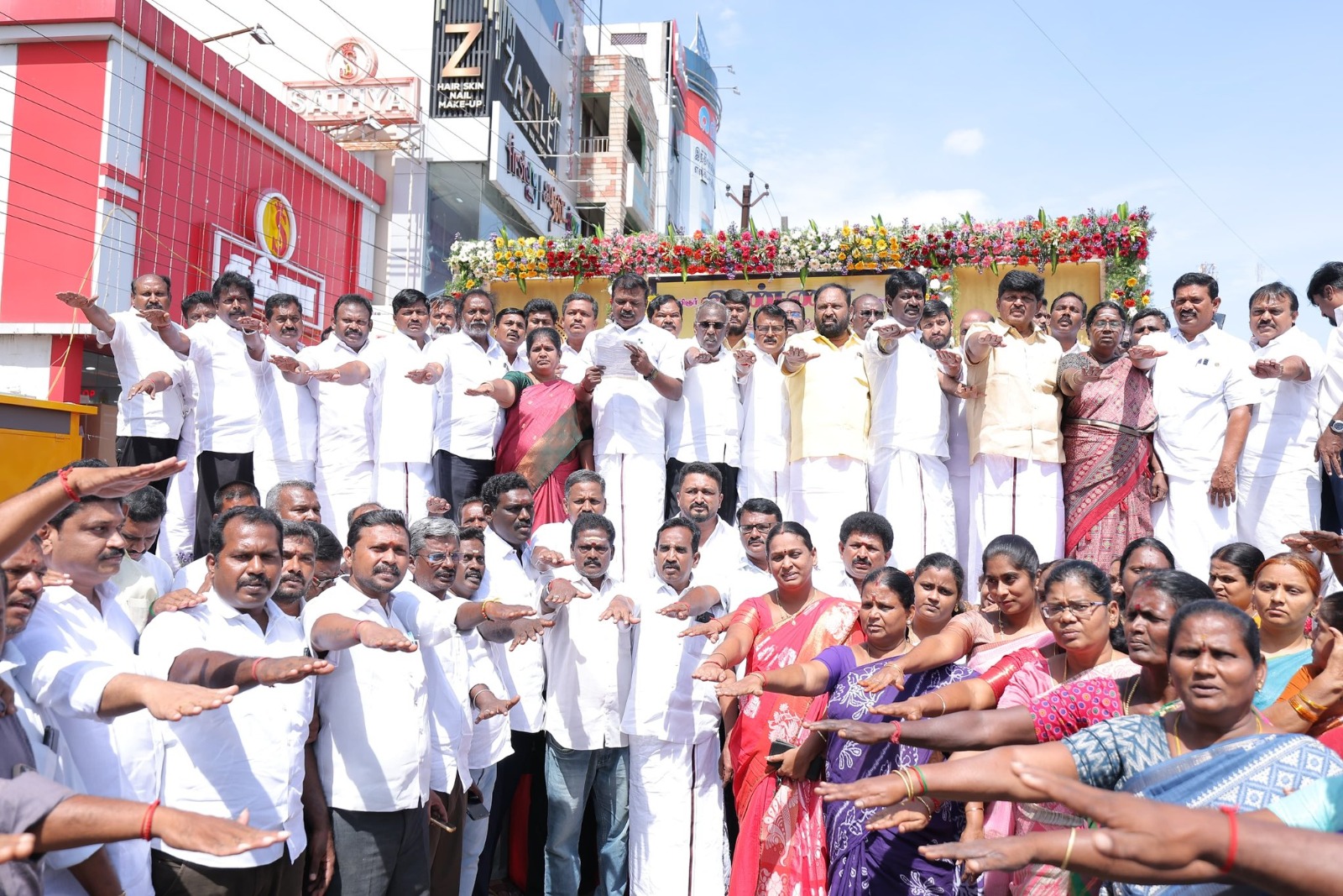 பேரறிஞரின் திருவுருவச் சிலைக்கு மாலை அணிவித்து மரியாதை செலுத்தி, உறுதிமொழி