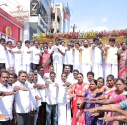 பேரறிஞரின் திருவுருவச் சிலைக்கு மாலை அணிவித்து மரியாதை செலுத்தி, உறுதிமொழி