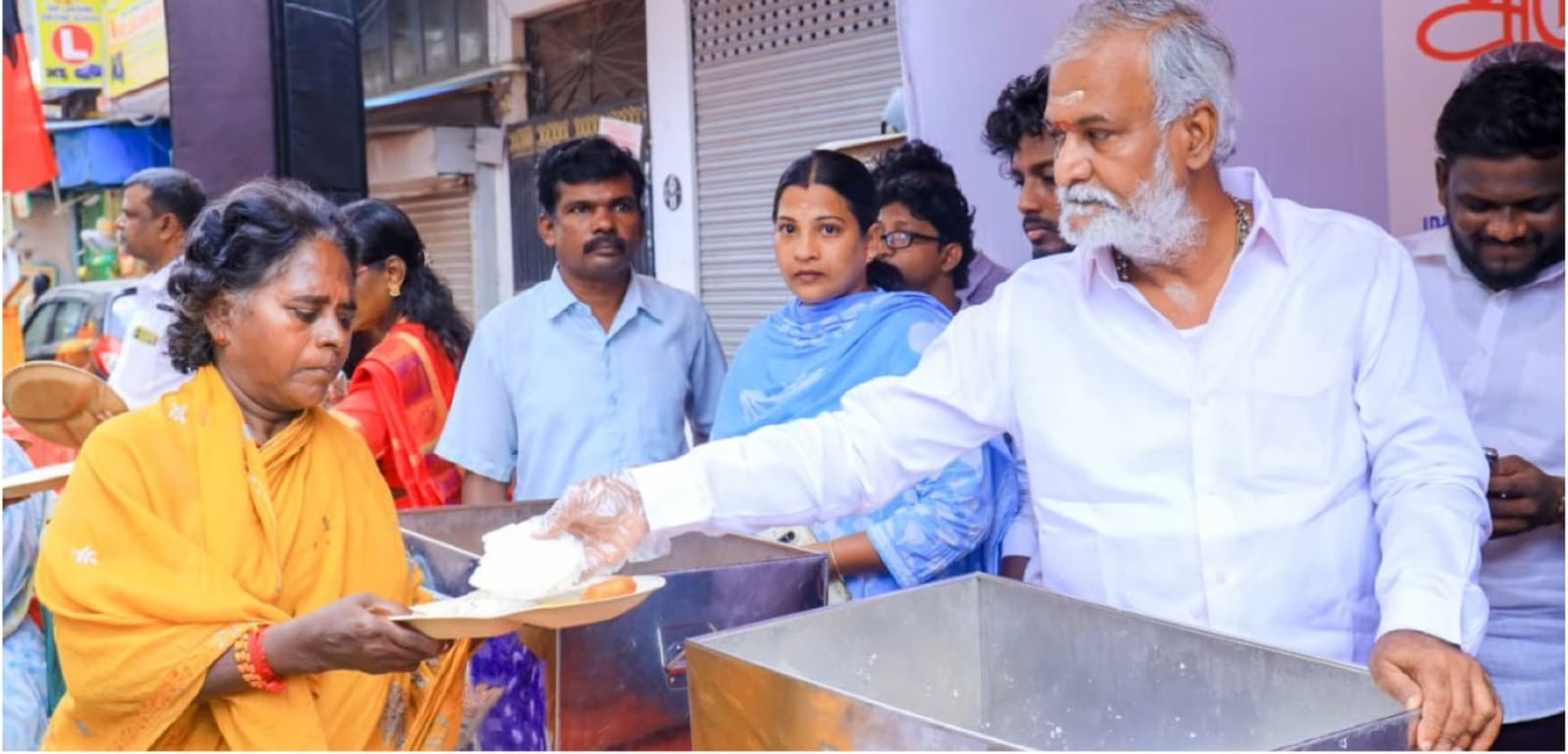 தொடர்ந்து 214வது நாளாக துறைமுகம் சட்டமன்ற தொகுதியில் 1000-க்கும் மேற்பட்ட நபர்களுக்கு காலை உணவு