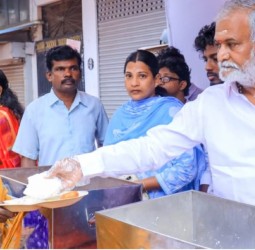 தொடர்ந்து 214வது நாளாக துறைமுகம் சட்டமன்ற தொகுதியில் 1000-க்கும் மேற்பட்ட நபர்களுக்கு காலை உணவு