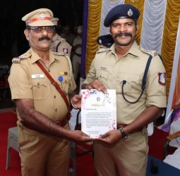 காவல் துறையில் 35 ஆண்டுகள் பணி நிறைவு செய்த காவலர்களுக்கு பதக்கம் மற்றும் வாழ்த்து மடல்