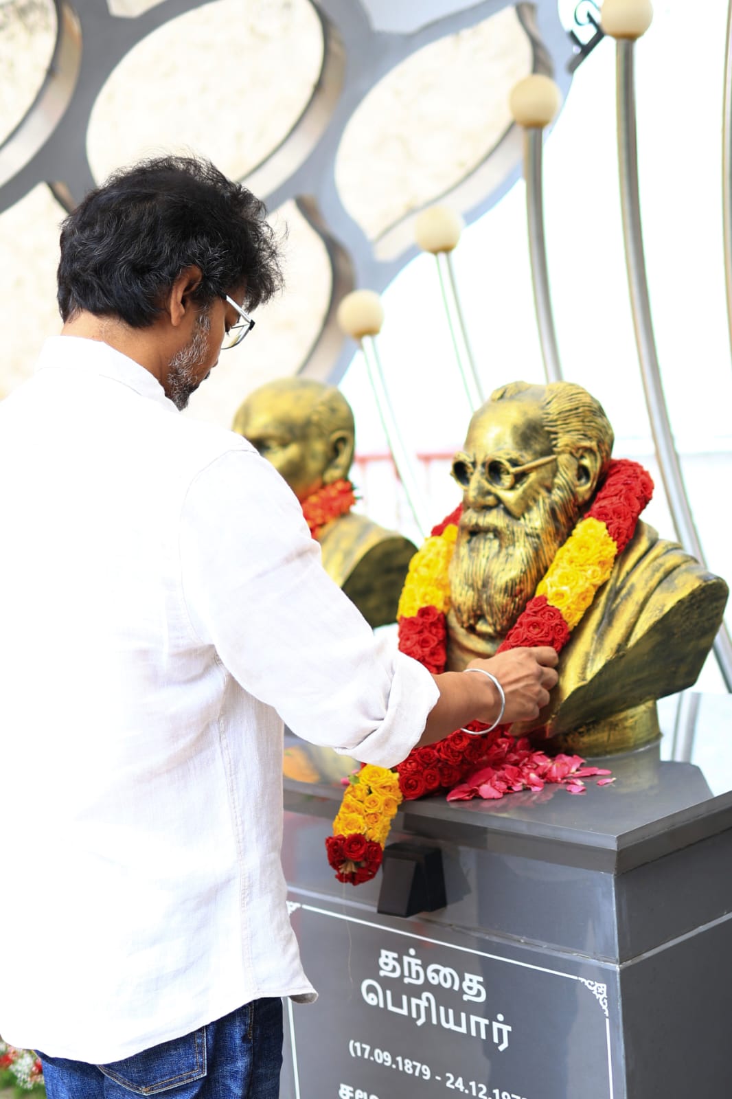 பெரியாரின் சிலைக்கு அக்கட்சி தலைவர் விஜய் மாலை அணிவித்து, மலர் தூவி மரியாதை