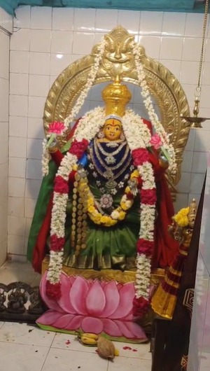 ஸ்ரீ ராமலிங்க சௌடேஸ்வரி அம்மன் ஆலயத்தில் நவராத்திரி நான்காம் நாளான இன்று செப்டம்பர் 25 வியாழக்கிழமை அம்மனுக்கு 16 வகை பொருட்களால் அபிஷேகம்