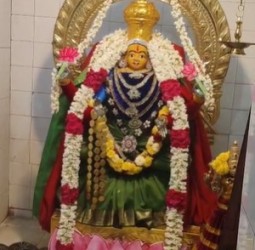 ஸ்ரீ ராமலிங்க சௌடேஸ்வரி அம்மன் ஆலயத்தில் நவராத்திரி நான்காம் நாளான இன்று செப்டம்பர் 25 வியாழக்கிழமை அம்மனுக்கு 16 வகை பொருட்களால் அபிஷேகம்