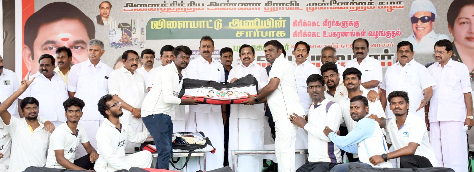 கோவையில் நேற்று கிரிக்கெட் வீரர்களுக்கு விளையாட்டு உபகரணங்கள்