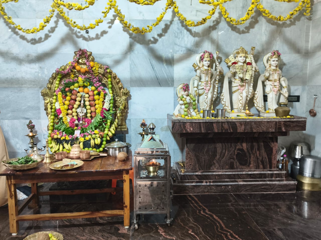 வலங்கைமான் ஸ்ரீ செய்வீர ஆஞ்சநேய ஸ்வாமி மடத்தில் புரட்டாசி மாத முதல் சனிக்கிழமையன்று சுவாமி பழ அலங்காரத்தில் காட்சியளித்தார்.