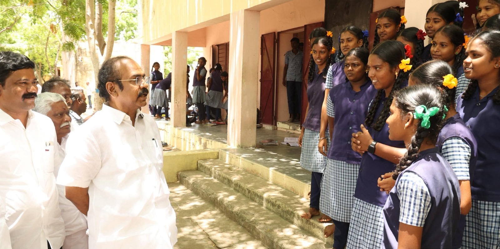 வீரசோழன் அரசு மகளிர் பள்ளி கூடுதல் கட்டிட கட்டுமானப் பணிகளை அமைச்சர் தங்கம் தென்னரசு பார்வை