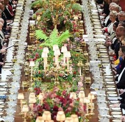 காடை முட்டை சாலட், 155 அடி நீள மேஜை: பிரட்டனில் டிரம்புக்கு அளித்த விருந்து!