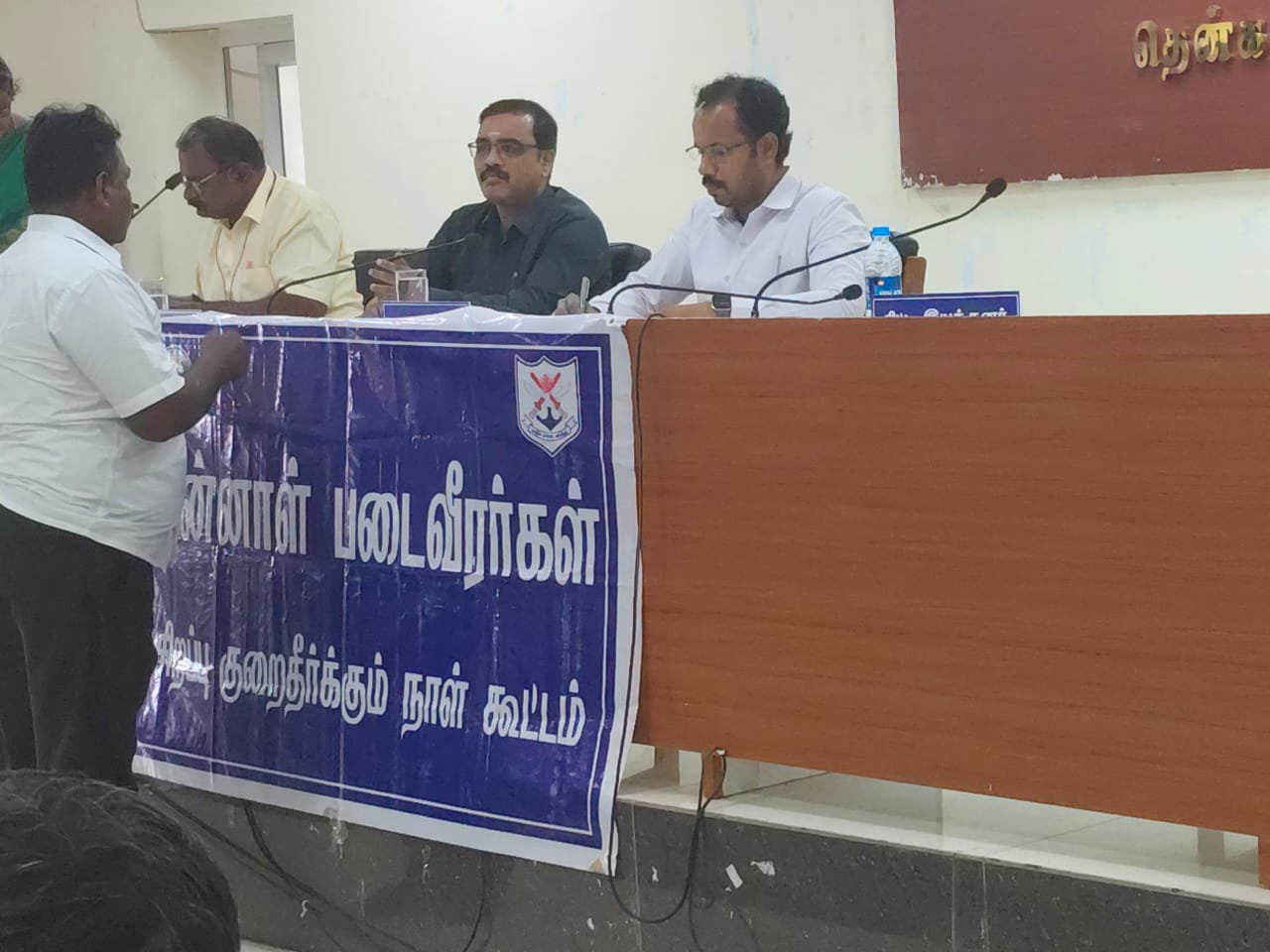 தென்காசி மாவட்ட ஆட்சியரக கூட்டரங்கில் முன்னாள் படைவீரர் மற்றும் அவரைச் சார்ந்தோர்களுக்கான சிறப்பு குறை தீர்க்கும் நாள் கூட்டம்