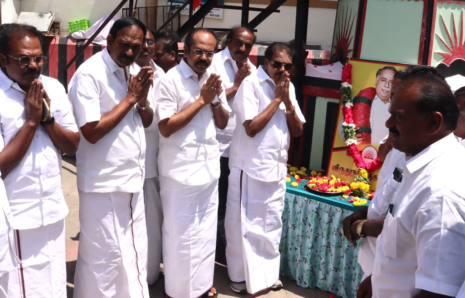 விருதுநகரில் அண்ணா உருவப் படத்துக்கு திமுகவினர் மாலை அணிவித்து மரியாதை