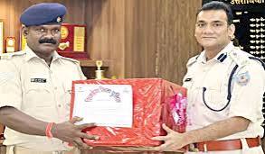 ஜார்க்கண்டில் ‘இந்த வார சிறந்த காவலர்’ திட்டத்தின் கீழ் போலீஸாருக்கு விருது வழங்கி ஊக்குவிக்கும் எஸ்.பி.