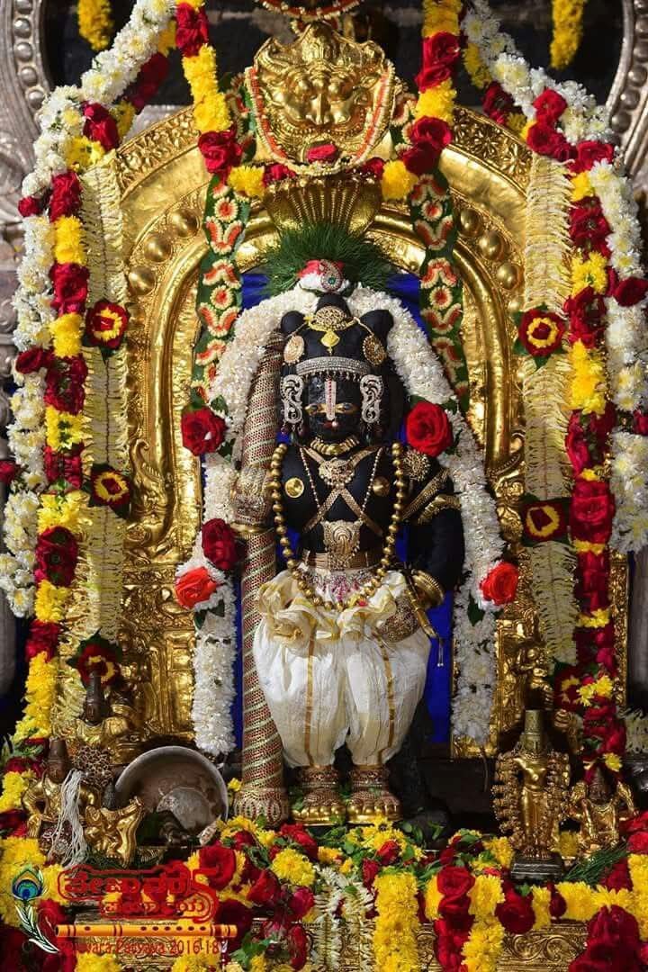 கர்நாடக மாநிலம் உடுப்பி கிருஷ்ணன் கோவிலில், குழந்தை வடிவில் கண்ணன் காட்சி