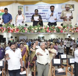 உலக தாய்மொழி தினத்தை முன்னிட்டு தென்காசியில் கலெக்டர் கமல்கிஷோர் தலைமையில் உறுதிமொழி