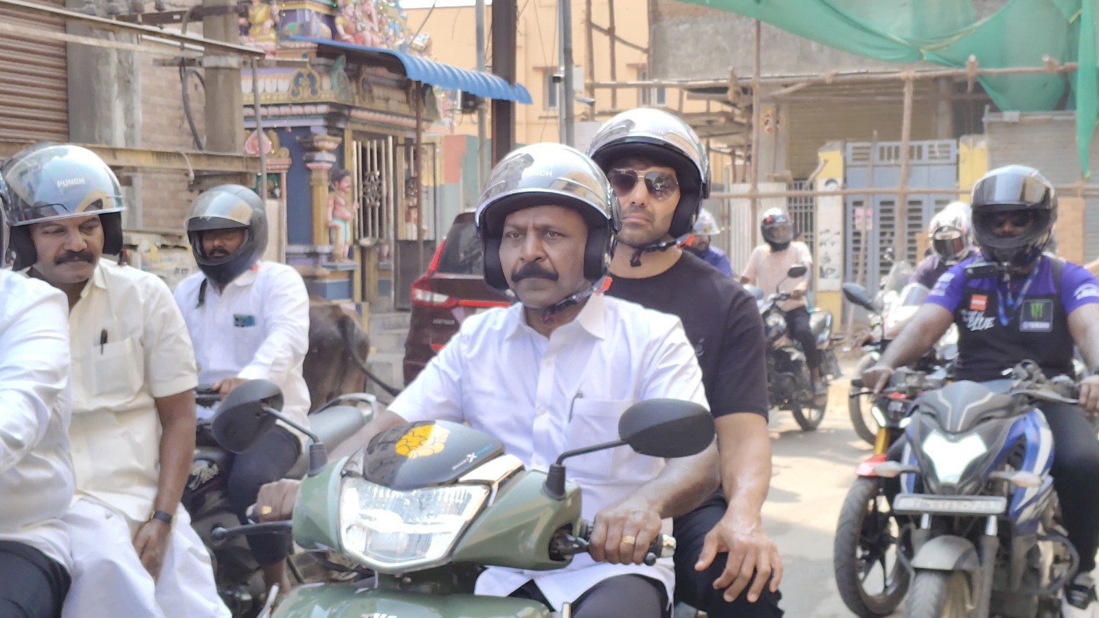 திருவள்ளூரில் நேற்று சாலை பாதுகாப்பு மற்றும் போதை ஒழிப்பு விழிப்புணர்விற்காக 500 இளைஞர்கள் பங்கேற்ற மாபெரும் இருசக்கர வாகனப்பிரச்சாரம்