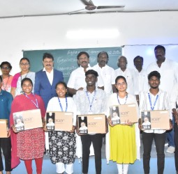 மாணவ, மாணவிகளுக்கு மடிக்கணினி