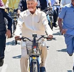 24 மணி நேரத்தில் 4,000 ‘இ-சைக்கிள்’ விநியோகம்: கின்னஸ் சாதனை படைத்த ஆந்திர முதல்வா்