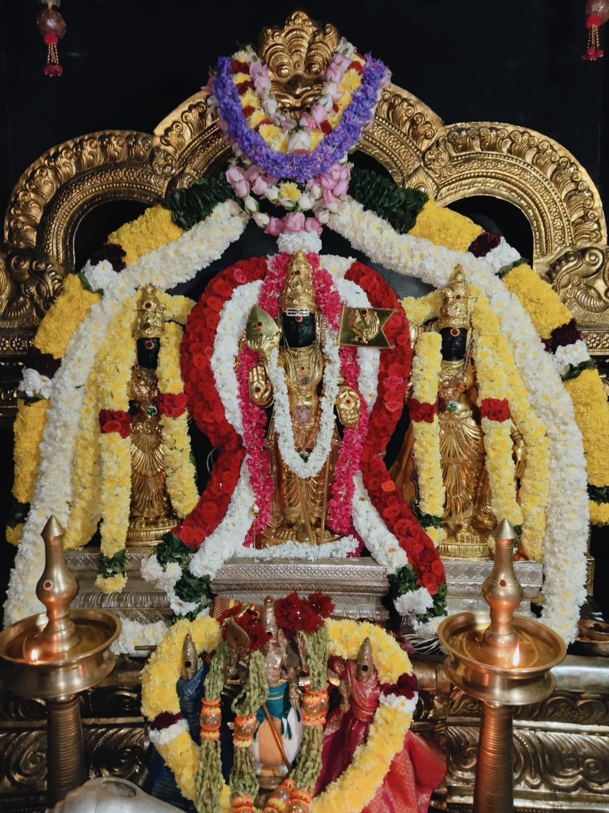 தங்க அங்கி அலங்காரத்தில் முருகன்பெருமான்